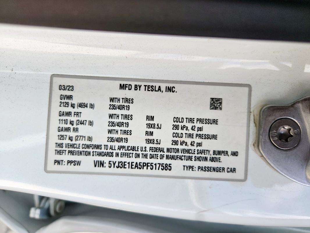 5YJ3E1EA5PF517585 - 2023 TESLA MODEL 3 Weiß Foto 12