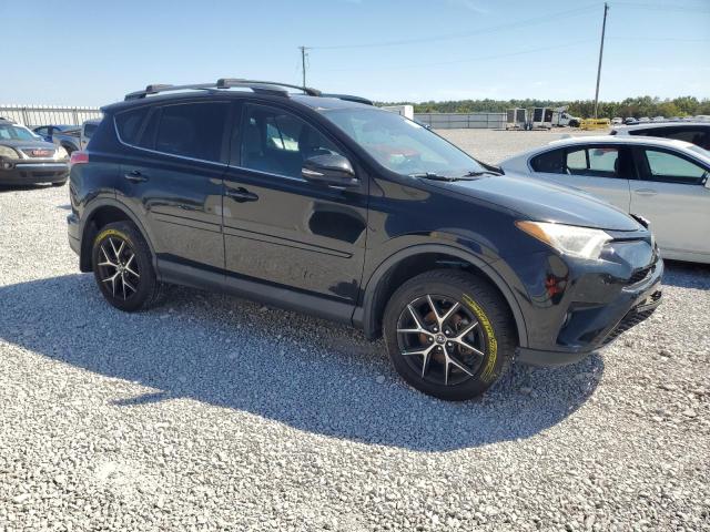 2T3JFREV4JW743978 - 2018 TOYOTA RAV4 SE შავი ფოტო 4