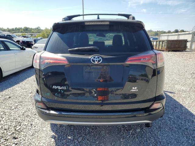 2T3JFREV4JW743978 - 2018 TOYOTA RAV4 SE შავი ფოტო 6