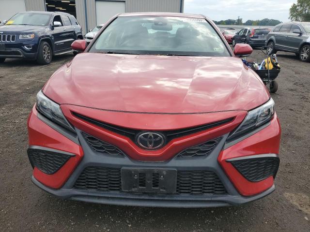 4T1T11AK0RU233541 - 2024 TOYOTA CAMRY SE NIGHT SHADE RED photo 5