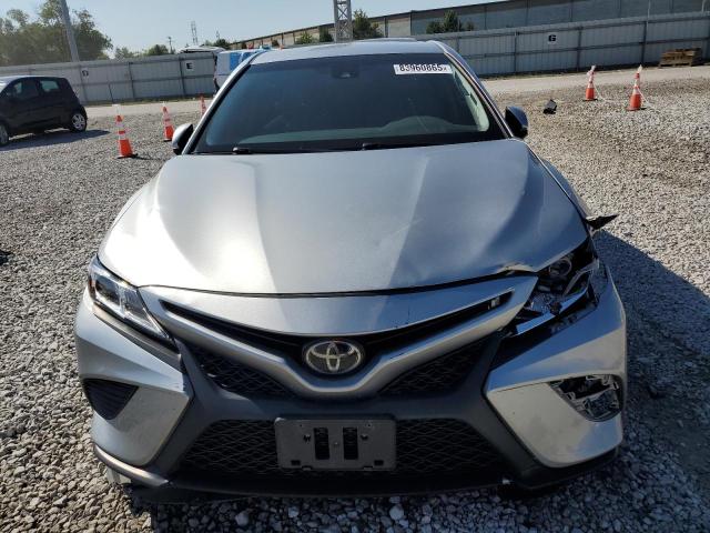 JTNB11HK6J3049362 - 2018 TOYOTA CAMRY L 银色 照片 5