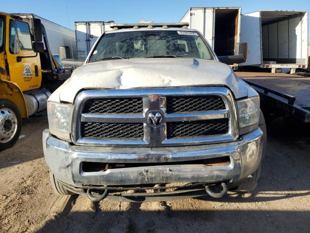 3C7WRMDLXJG253340 - 2018 RAM 5500 თეთრი ფოტო 5