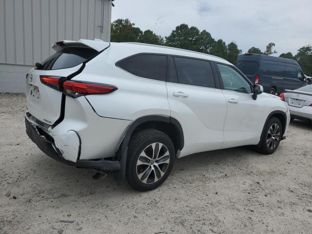 5TDGZRBH3NS588699 - 2022 TOYOTA HIGHLANDER XLE أبيض صورة 3