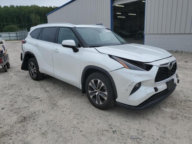 5TDGZRBH3NS588699 - 2022 TOYOTA HIGHLANDER XLE أبيض صورة 4