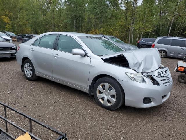 4T1BF3EK3BU702498 - 2011 TOYOTA CAMRY BASE Srebrny zdjęcie 4