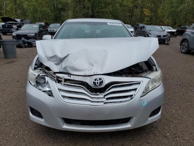 4T1BF3EK3BU702498 - 2011 TOYOTA CAMRY BASE Srebrny zdjęcie 5