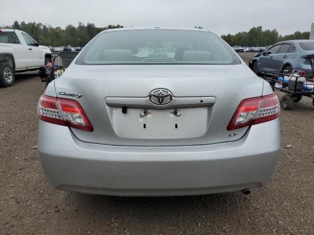 4T1BF3EK3BU702498 - 2011 TOYOTA CAMRY BASE Srebrny zdjęcie 6