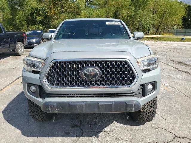 3TMCZ5AN4JM184402 - 2018 TOYOTA TACOMA DOUBLE CAB 灰色 照片 5