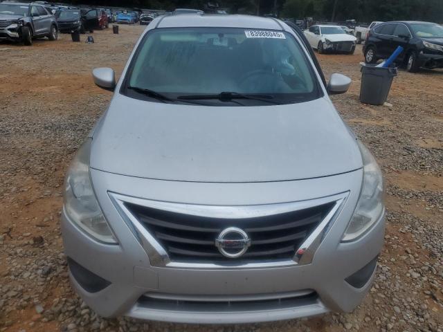 3N1CN7AP2GL864132 - 2016 NISSAN VERSA S Srebrny zdjęcie 5