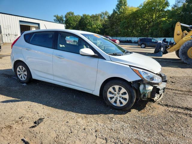 KMHCT5AE0HU307566 - 2017 HYUNDAI ACCENT SE WHITE photo 4