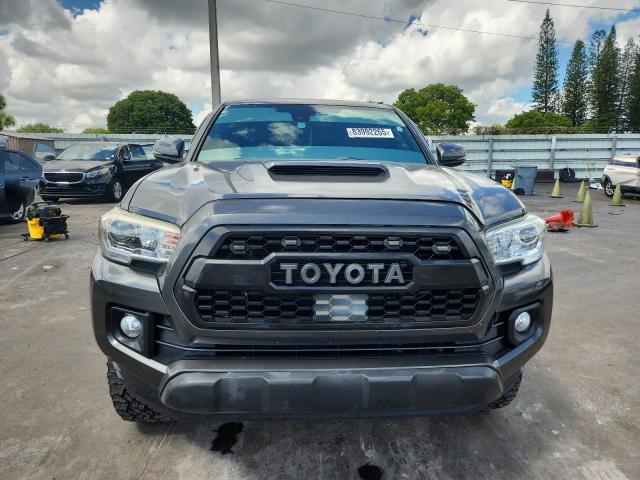 3TMCZ5AN6JM144189 - 2018 TOYOTA TACOMA DOUBLE CAB 灰色 照片 5