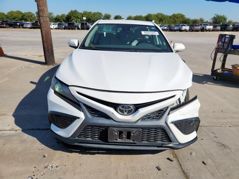 4T1G11AK6NU689426 - 2022 TOYOTA CAMRY SE 白色 照片 5