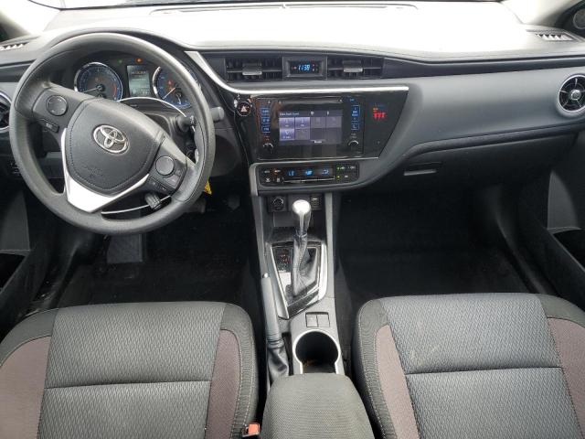 2T1BURHEXJC990082 - 2018 TOYOTA COROLLA L Silber Foto 8