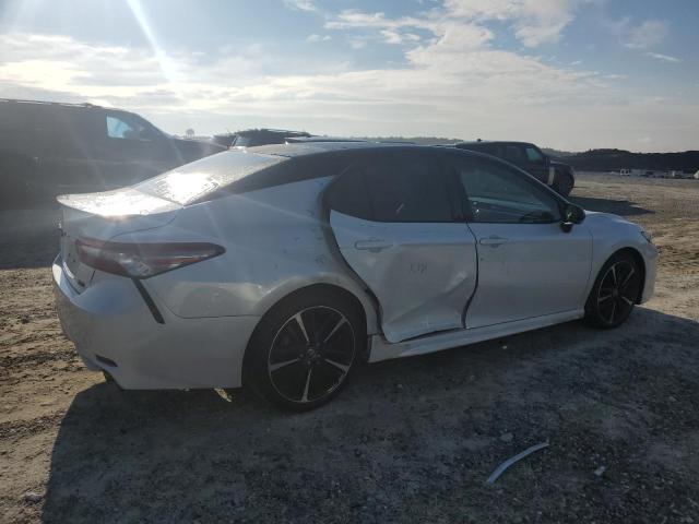4T1B61HK6JU133788 - 2018 TOYOTA CAMRY XSE WHITE photo 3