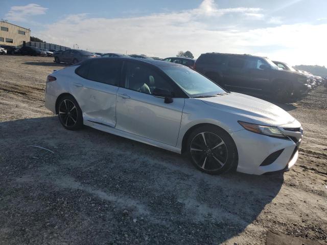 4T1B61HK6JU133788 - 2018 TOYOTA CAMRY XSE WHITE photo 4