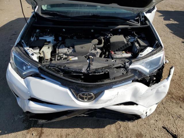 2T3ZFREV1HW372808 - 2017 TOYOTA RAV4 LE 白色 照片 11