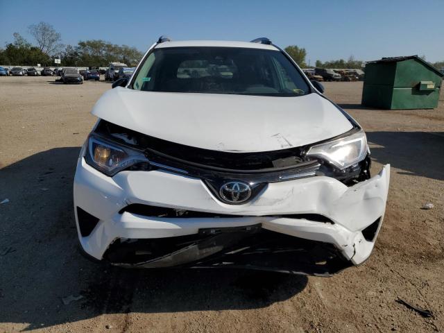 2T3ZFREV1HW372808 - 2017 TOYOTA RAV4 LE 白色 照片 5