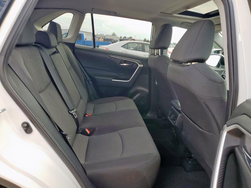 2T3W1RFVXNW203012 - 2022 TOYOTA RAV4 XLE WHITE photo 11