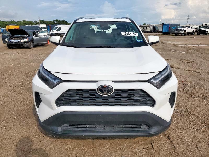 2T3W1RFVXNW203012 - 2022 TOYOTA RAV4 XLE WHITE photo 5