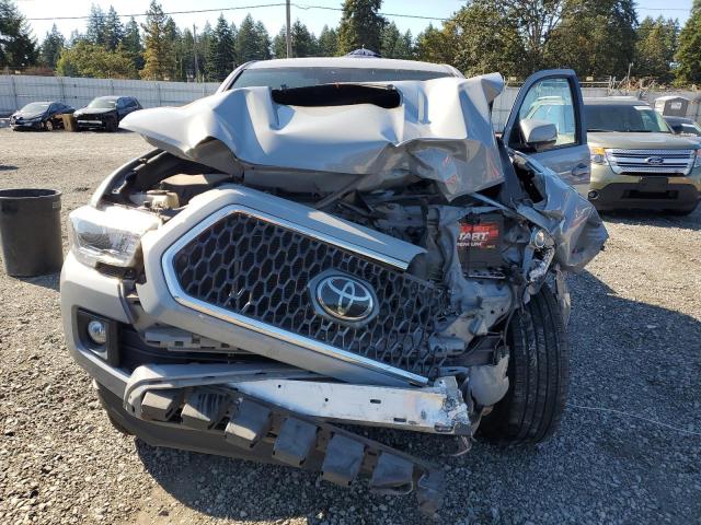 3TMDZ5BNXJM039643 - 2018 TOYOTA TACOMA DOUBLE CAB Grau Foto 11