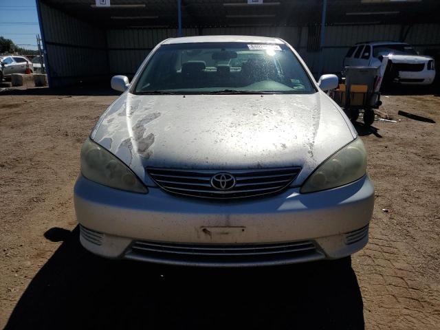 4T1BE32K45U618752 - 2005 TOYOTA CAMRY LE SILVER photo 5