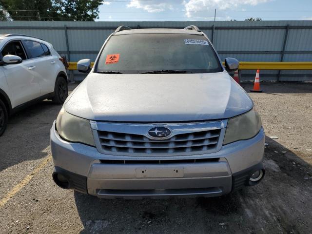 JF2SHADC8DH412333 - 2013 SUBARU FORESTER 2.5X PREMIUM ვერცხლისფერი ფოტო 5