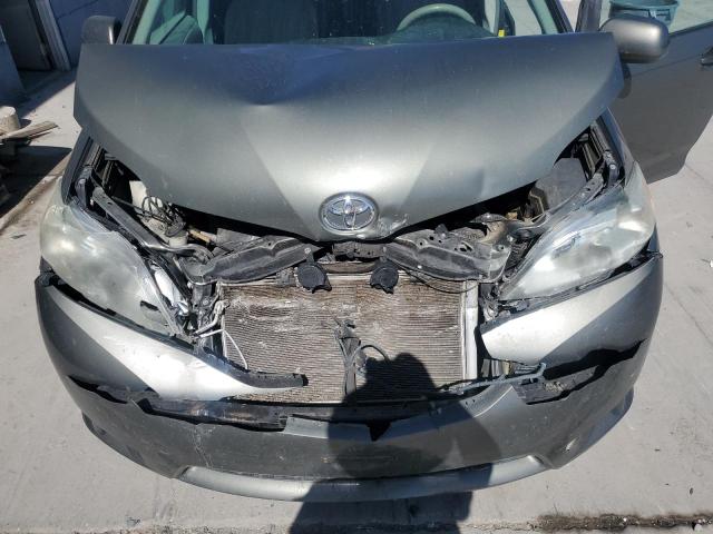 5TDKK3DC8BS130780 - 2011 TOYOTA SIENNA LE 灰色 照片 12