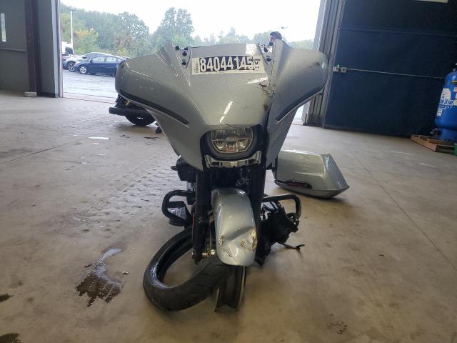 1HD1KB717RB640182 - 2024 HARLEY-DAVIDSON FLHX ვერცხლისფერი ფოტო 2