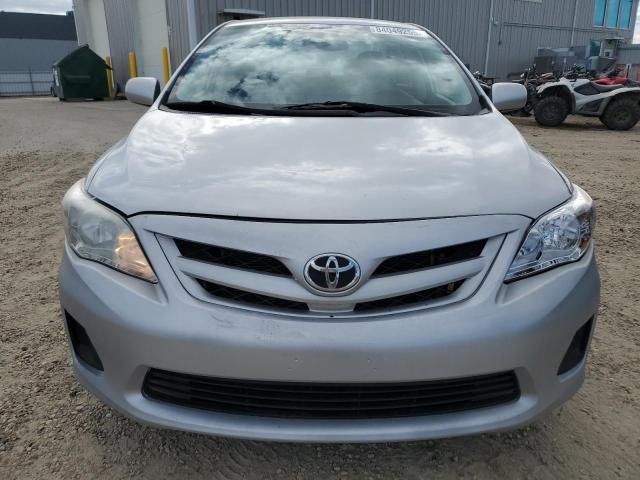 2T1BU4EE9DC011776 - 2013 TOYOTA COROLLA BASE Silber Foto 5