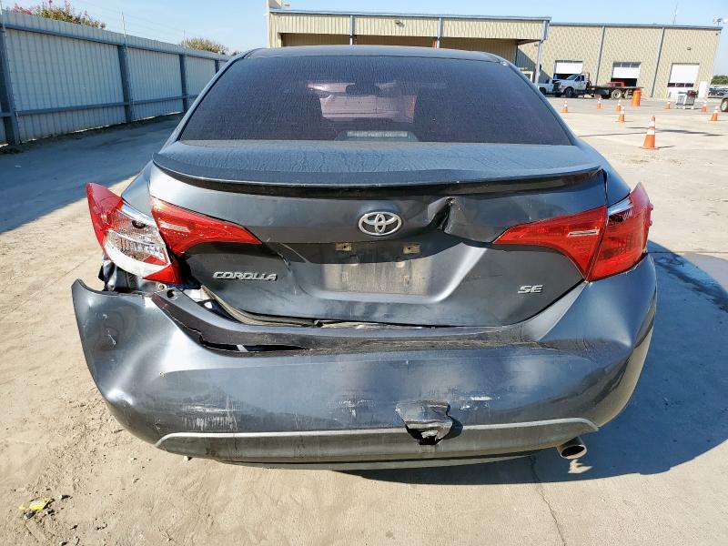 5YFBURHE5HP702544 - 2017 TOYOTA COROLLA L გრაფიტი ფოტო 6