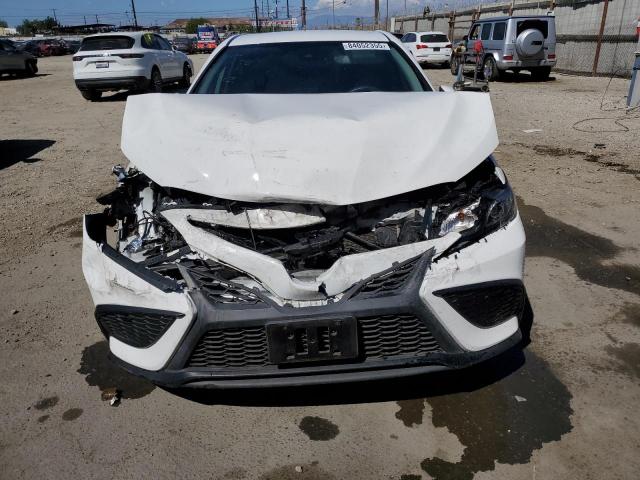 4T1T11AK8PU808255 - 2023 TOYOTA CAMRY SE NIGHT SHADE WHITE photo 5