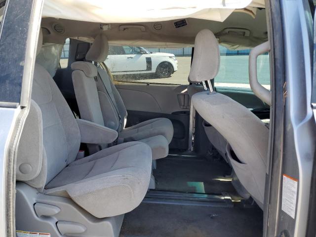 5TDKK3DC1FS575965 - 2015 TOYOTA SIENNA LE SILVER photo 11