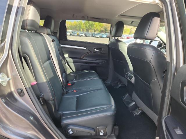 5TDJZRFH9HS434342 - 2017 TOYOTA HIGHLANDER SE GRAY photo 11