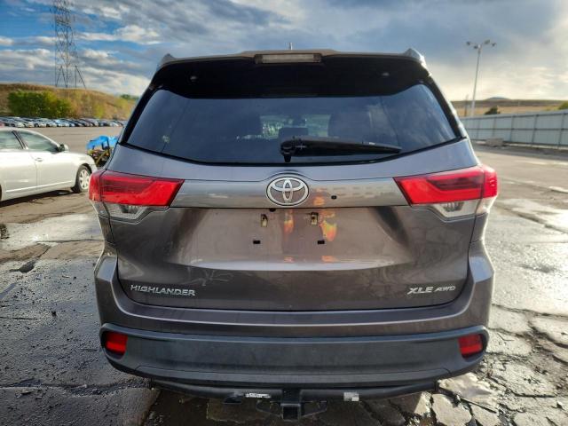 5TDJZRFH9HS434342 - 2017 TOYOTA HIGHLANDER SE GRAY photo 6