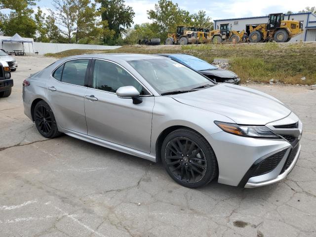 4T1K61AK2PU838574 - 2023 TOYOTA CAMRY XSE 银色 照片 4
