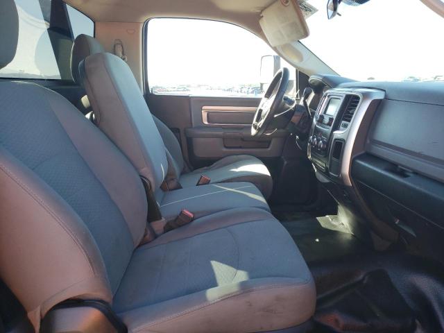 3C7WRMDL9JG207319 - 2018 RAM 5500 Красный фото 5