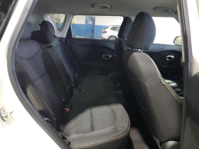 KNDJP3A58F7118938 - 2015 KIA SOUL + WHITE photo 11