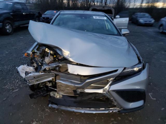 4T1G11BK4RU109790 - 2024 TOYOTA CAMRY SE NIGHT SHADE SILVER photo 5