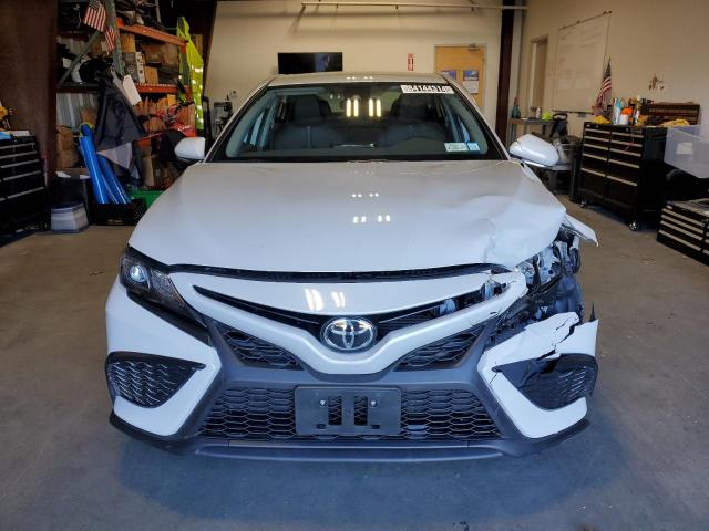 4T1G11AK9RU225889 - 2024 TOYOTA CAMRY SE NIGHT SHADE WHITE photo 5