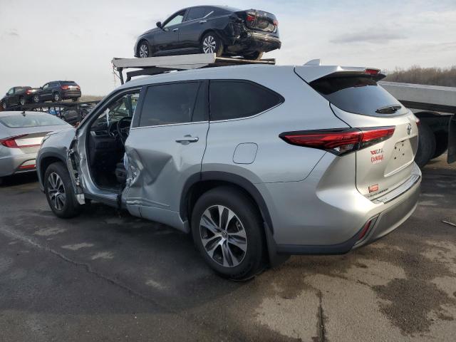 5TDGZRBH8NS572708 - 2022 TOYOTA HIGHLANDER XLE GRAY photo 2