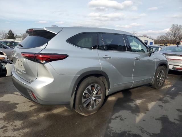 5TDGZRBH8NS572708 - 2022 TOYOTA HIGHLANDER XLE GRAY photo 3