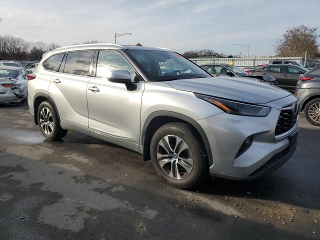 5TDGZRBH8NS572708 - 2022 TOYOTA HIGHLANDER XLE GRAY photo 4