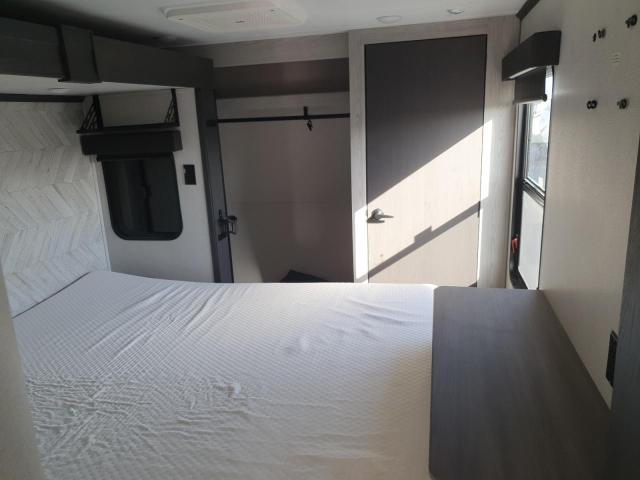 4YDFHMT26PA741018 - 2023 KEYSTONE MONTANA TWO TONE photo 5