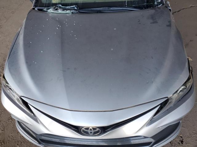 4T1C11AKXMU402702 - 2021 TOYOTA CAMRY LE SILVER photo 11