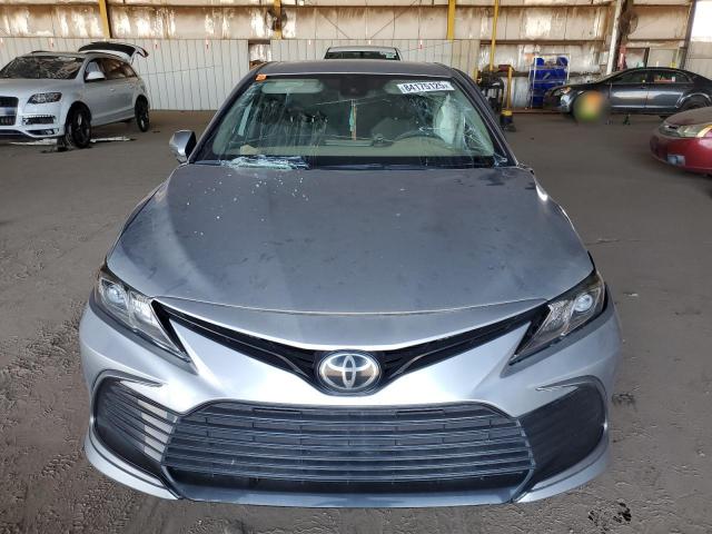 4T1C11AKXMU402702 - 2021 TOYOTA CAMRY LE SILVER photo 5