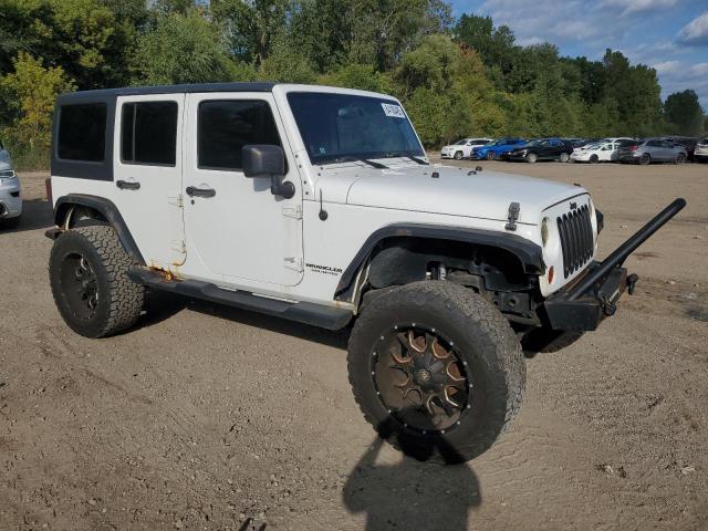 1C4BJWEG6DL590191 - 2013 JEEP WRANGLER U SAHARA WHITE photo 4