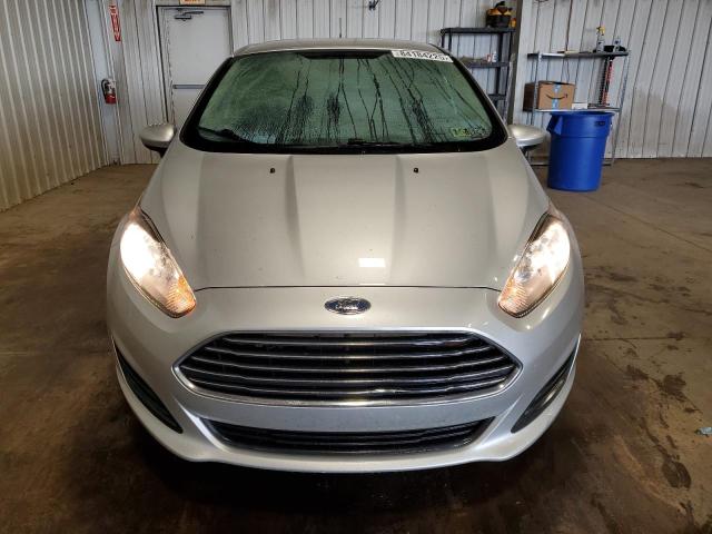 3FADP4BJ9JM122094 - 2018 FORD FIESTA SE SILVER photo 5