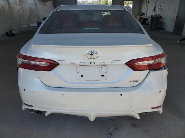 4T1B61HK7JU645396 - 2018 TOYOTA CAMRY XSE 白色 照片 6