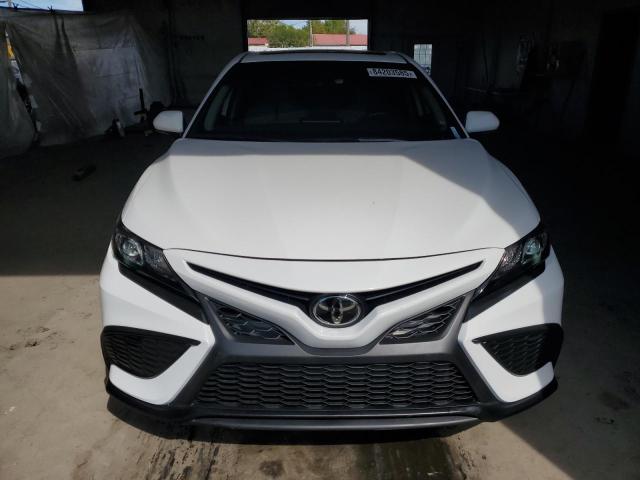 4T1T11AK2RU864856 - 2024 TOYOTA CAMRY SE NIGHT SHADE WHITE photo 5