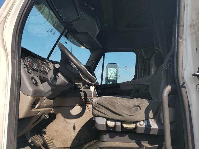 1FUJGLD50FLGB2902 - 2015 FREIGHTLINER CASCADIA WHITE photo 6